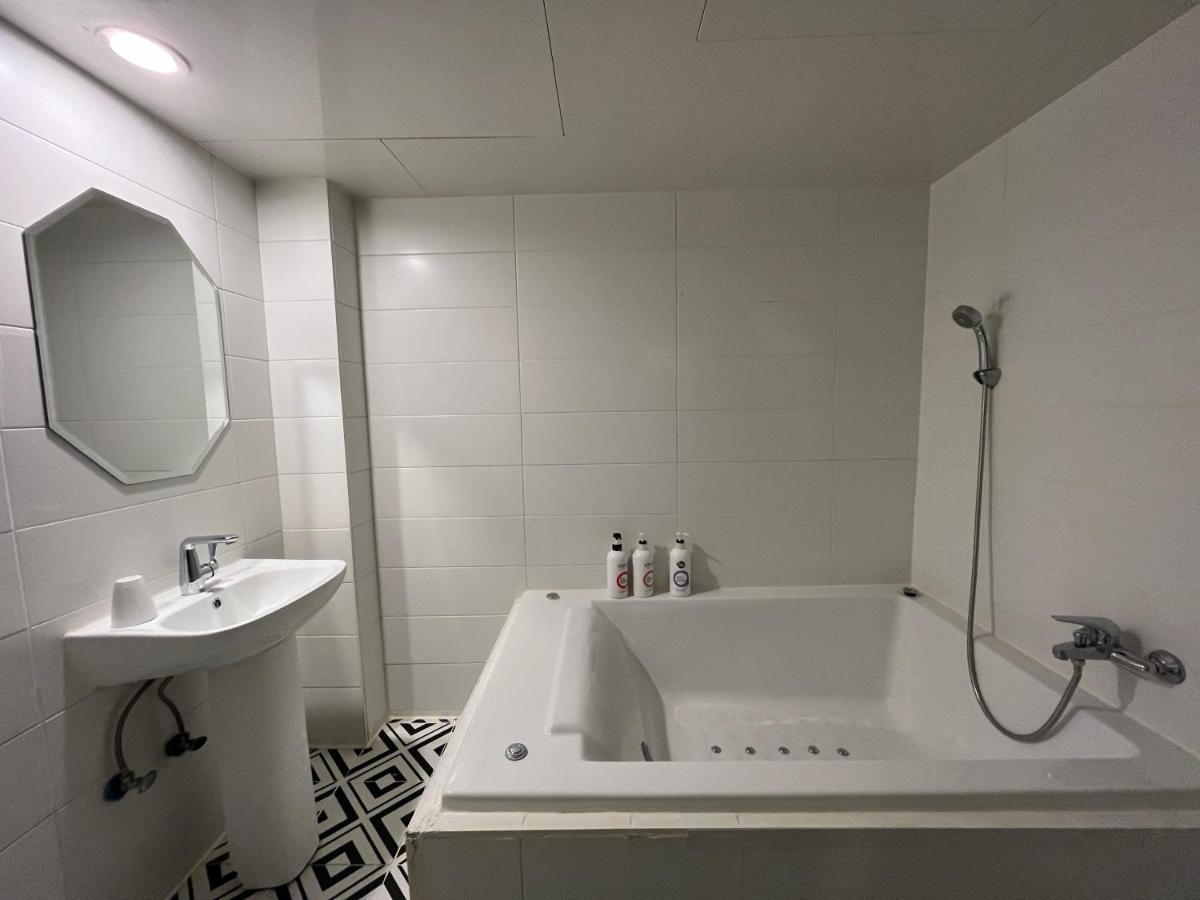 Hotel Yaja Hwajeong Station Коян Экстерьер фото