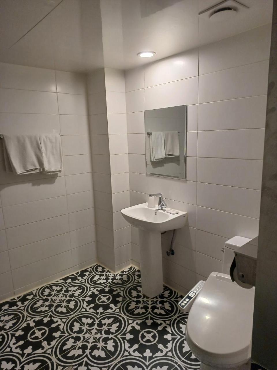 Hotel Yaja Hwajeong Station Коян Экстерьер фото