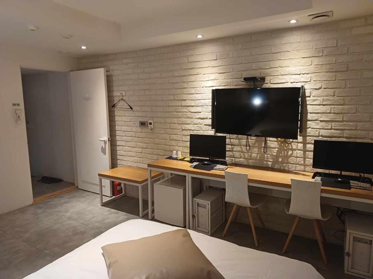 Hotel Yaja Hwajeong Station Коян Экстерьер фото